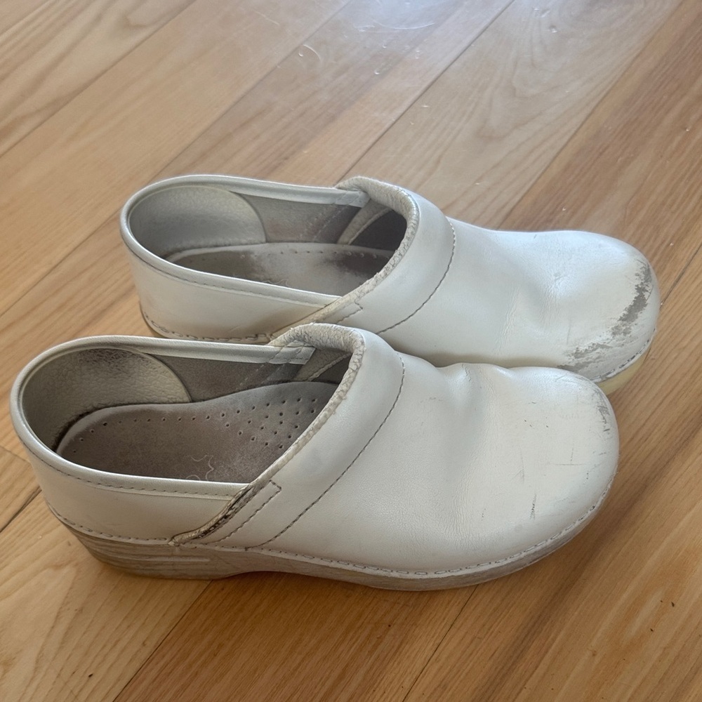 White Leather Dansko Clogs | Clean Classic Aesthetic | Size 37 - Picture 2 of 11